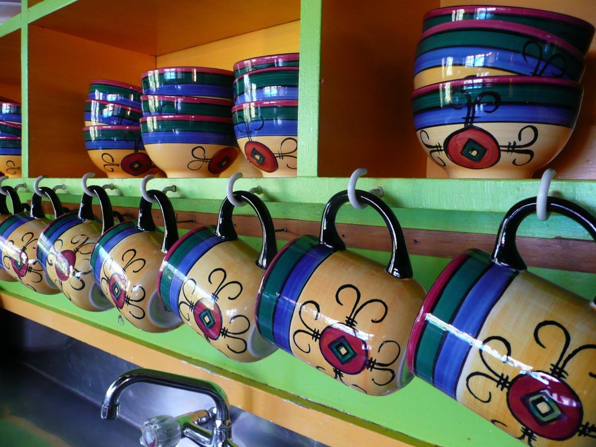 그레이마우스 글로벌 빌리지 트래블러스 로지 호스텔 외부 사진 A typical display of coffee mugs at a Panera Bread