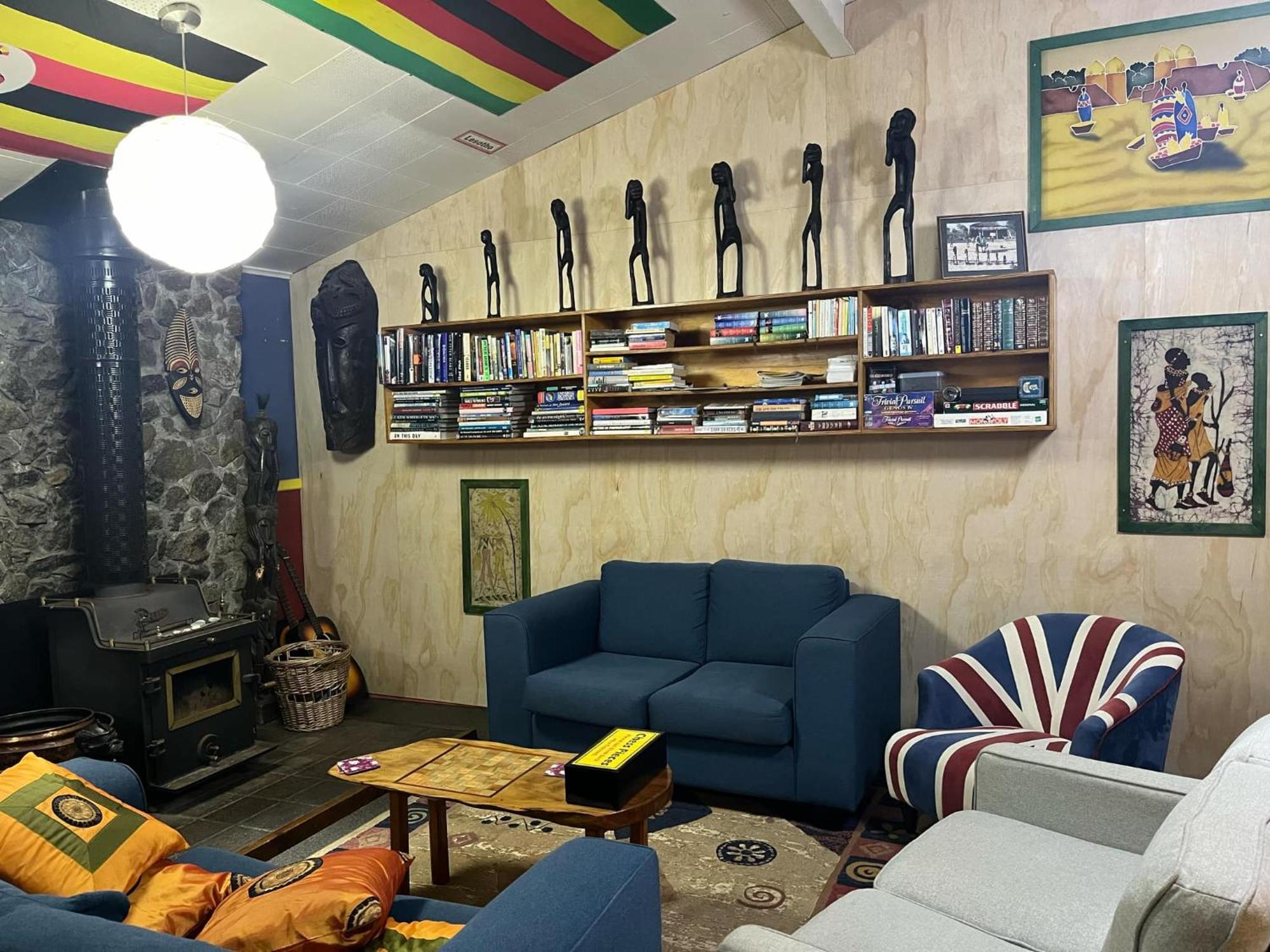 그레이마우스 글로벌 빌리지 트래블러스 로지 호스텔 외부 사진 The living room at the 2014 edition of the World of Wear Shed