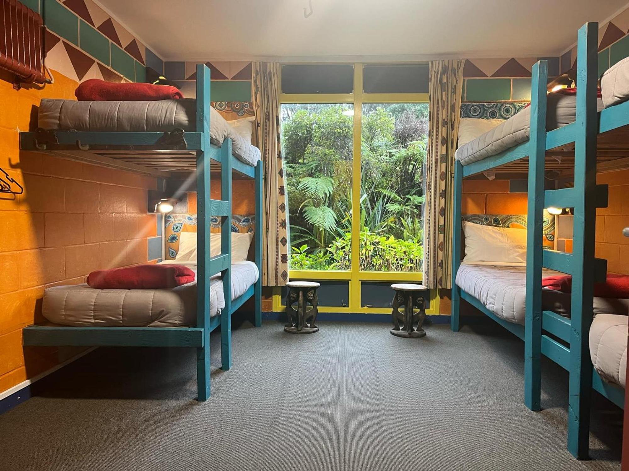 그레이마우스 글로벌 빌리지 트래블러스 로지 호스텔 외부 사진 A typical dorm room at a hostel