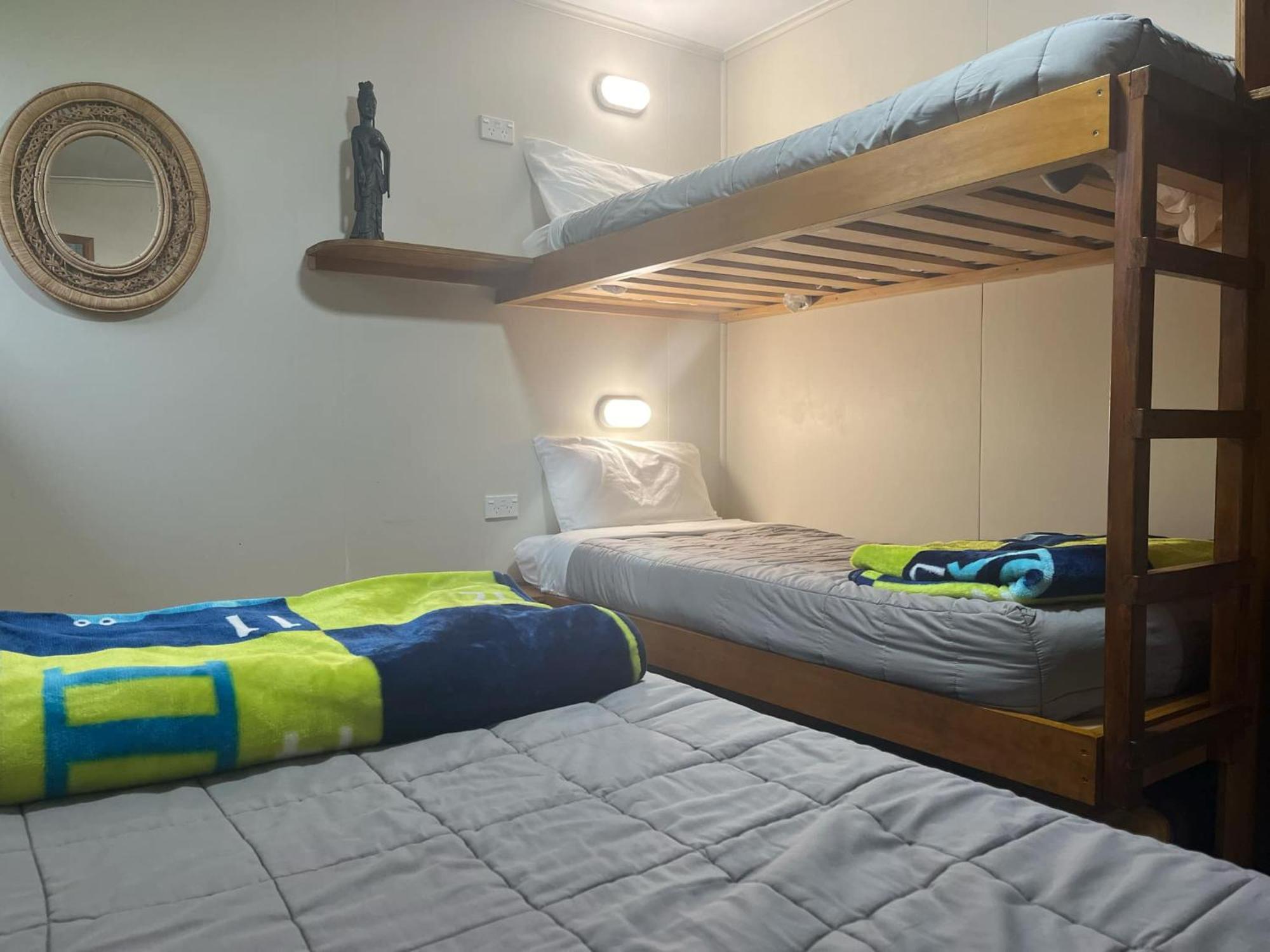 그레이마우스 글로벌 빌리지 트래블러스 로지 호스텔 외부 사진 A bunk bed with a double bed underneath