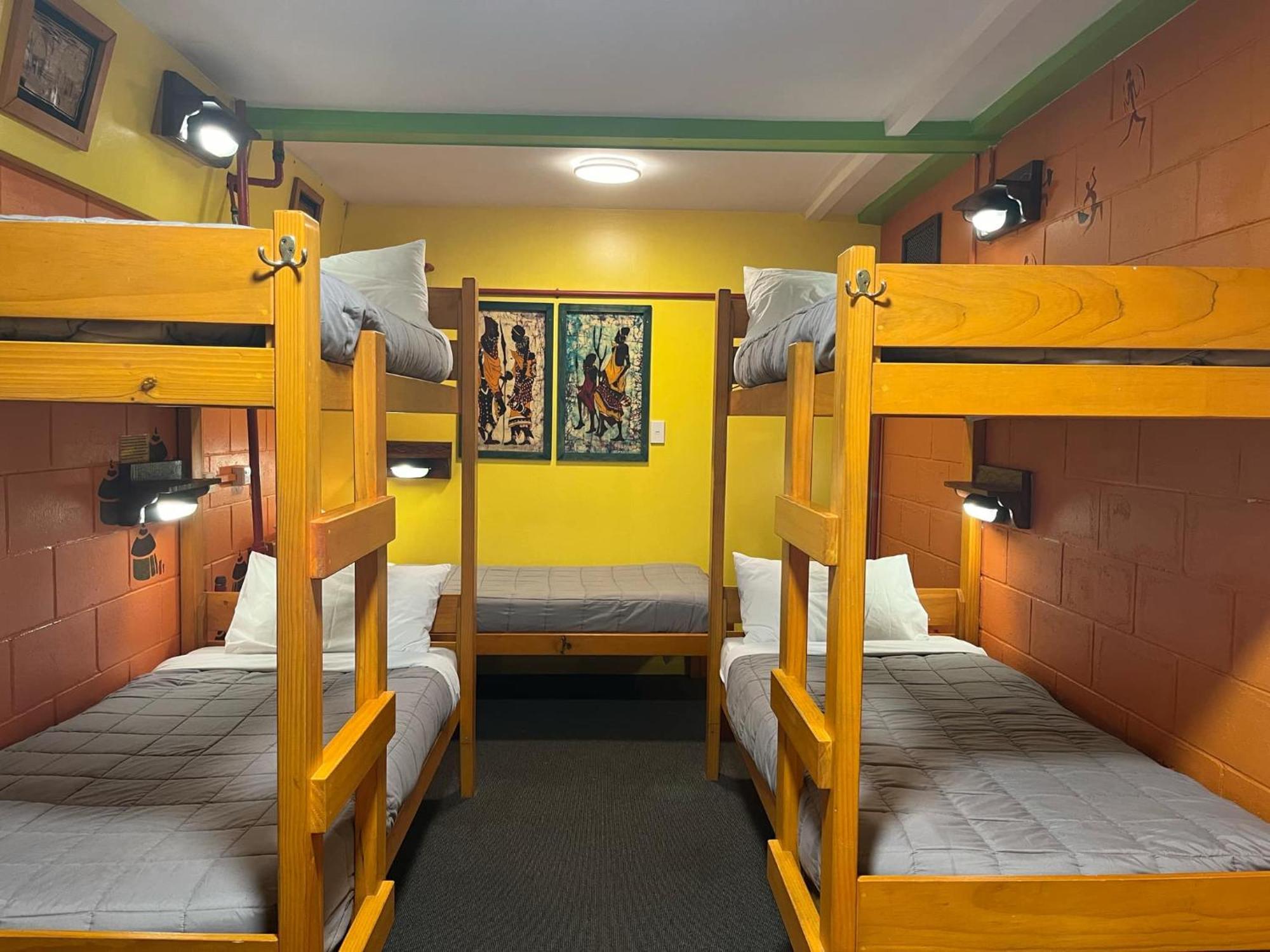 그레이마우스 글로벌 빌리지 트래블러스 로지 호스텔 외부 사진 A bunk room at a hostel in New Zealand