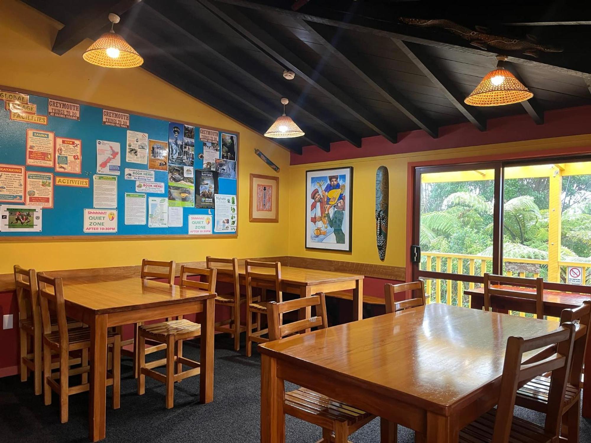 그레이마우스 글로벌 빌리지 트래블러스 로지 호스텔 외부 사진 The interior of the cafe at the centre