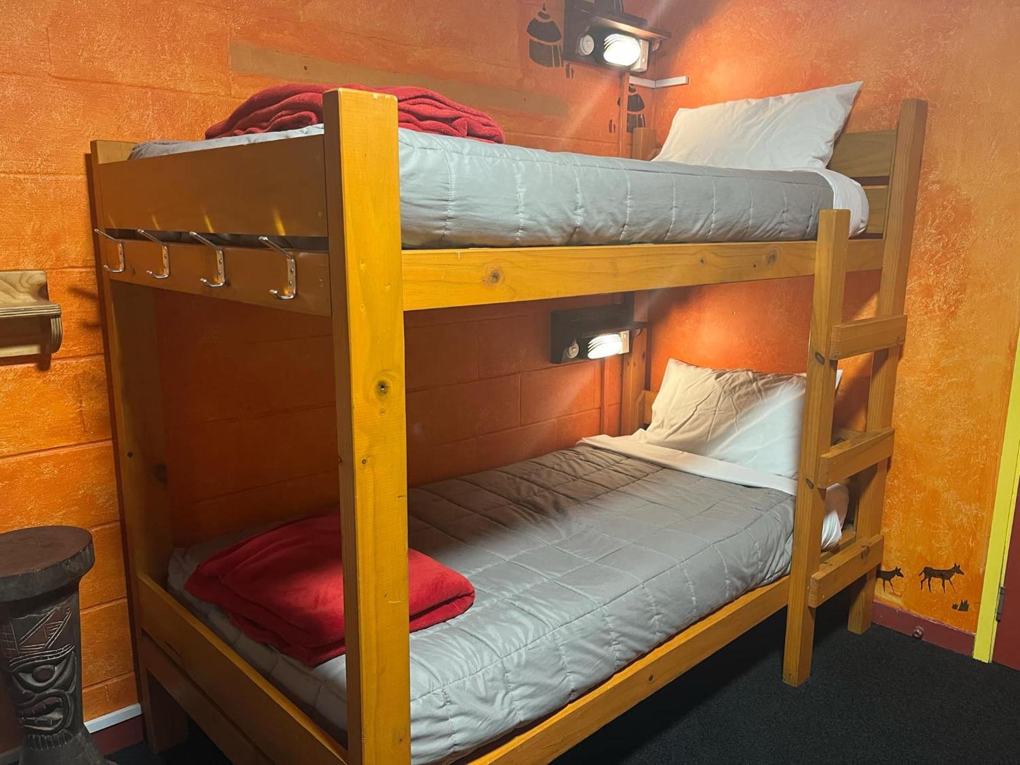 그레이마우스 글로벌 빌리지 트래블러스 로지 호스텔 외부 사진 A bunk bed