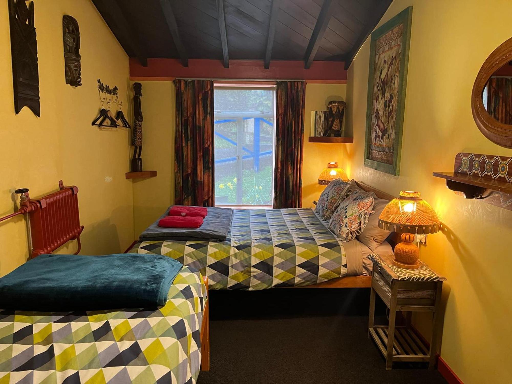 그레이마우스 글로벌 빌리지 트래블러스 로지 호스텔 외부 사진 The bedroom at the Old School House