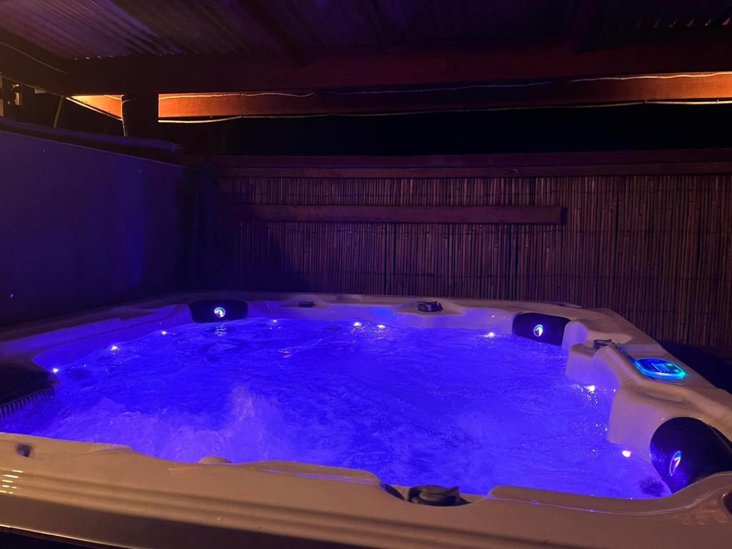 그레이마우스 글로벌 빌리지 트래블러스 로지 호스텔 외부 사진 A hot tub with blue lighting