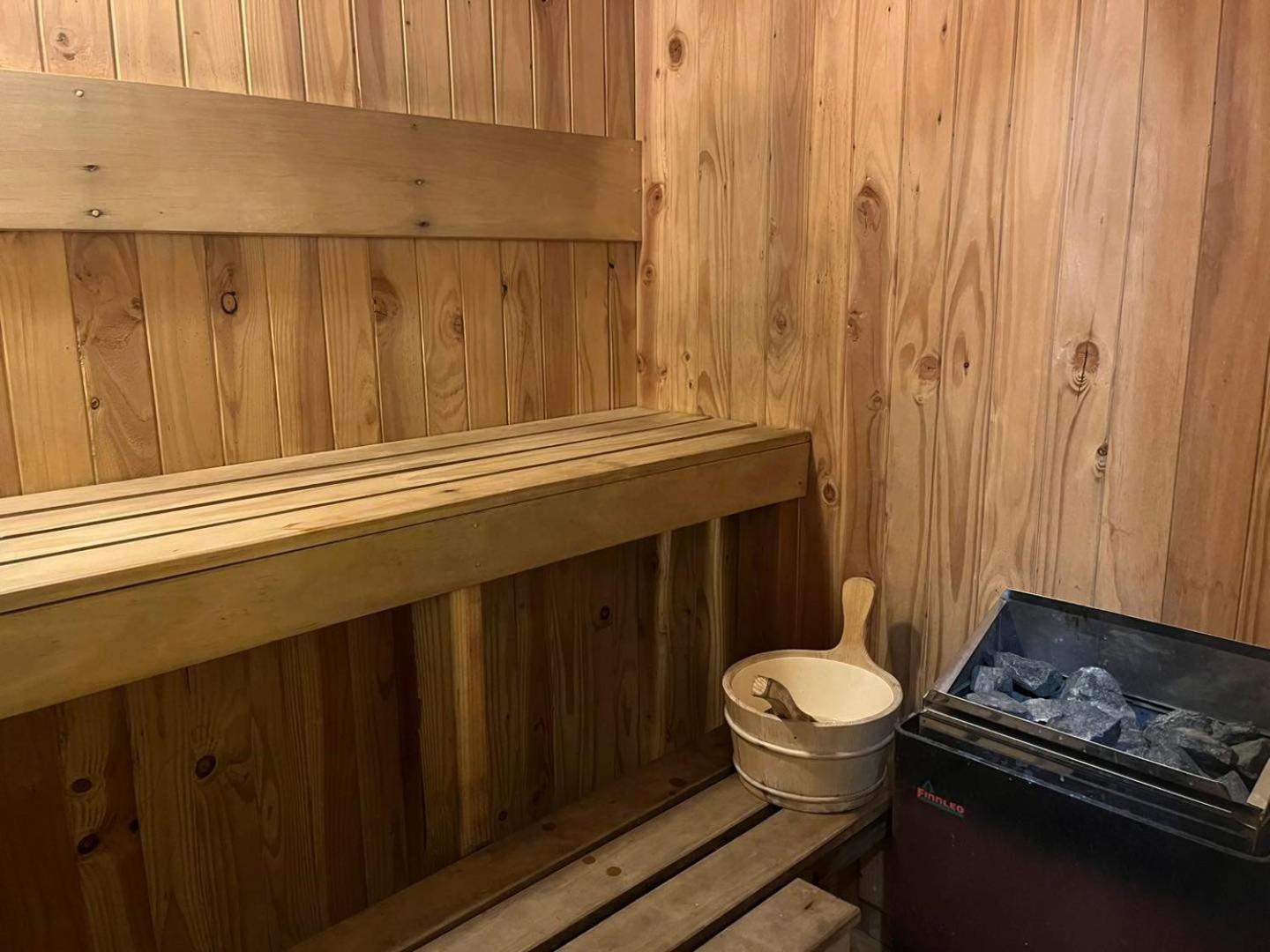 그레이마우스 글로벌 빌리지 트래블러스 로지 호스텔 외부 사진 Interior of a Finnish sauna