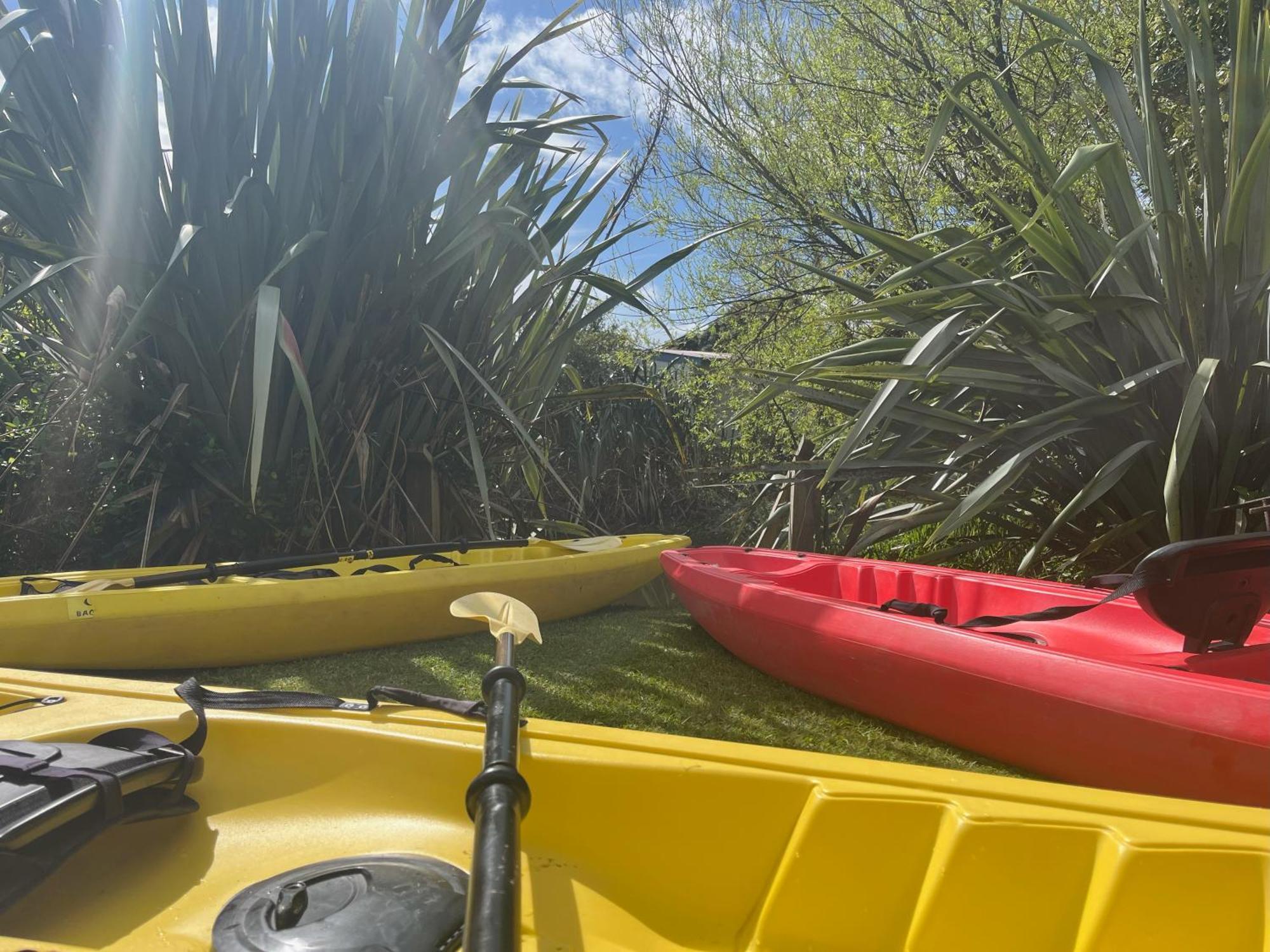 그레이마우스 글로벌 빌리지 트래블러스 로지 호스텔 외부 사진 Kayaks at the start of the trip