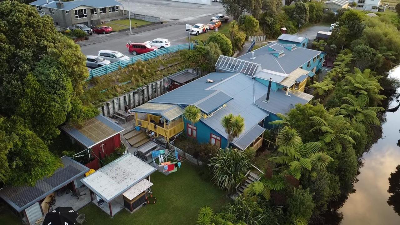 그레이마우스 글로벌 빌리지 트래블러스 로지 호스텔 외부 사진 Aerial view of the school