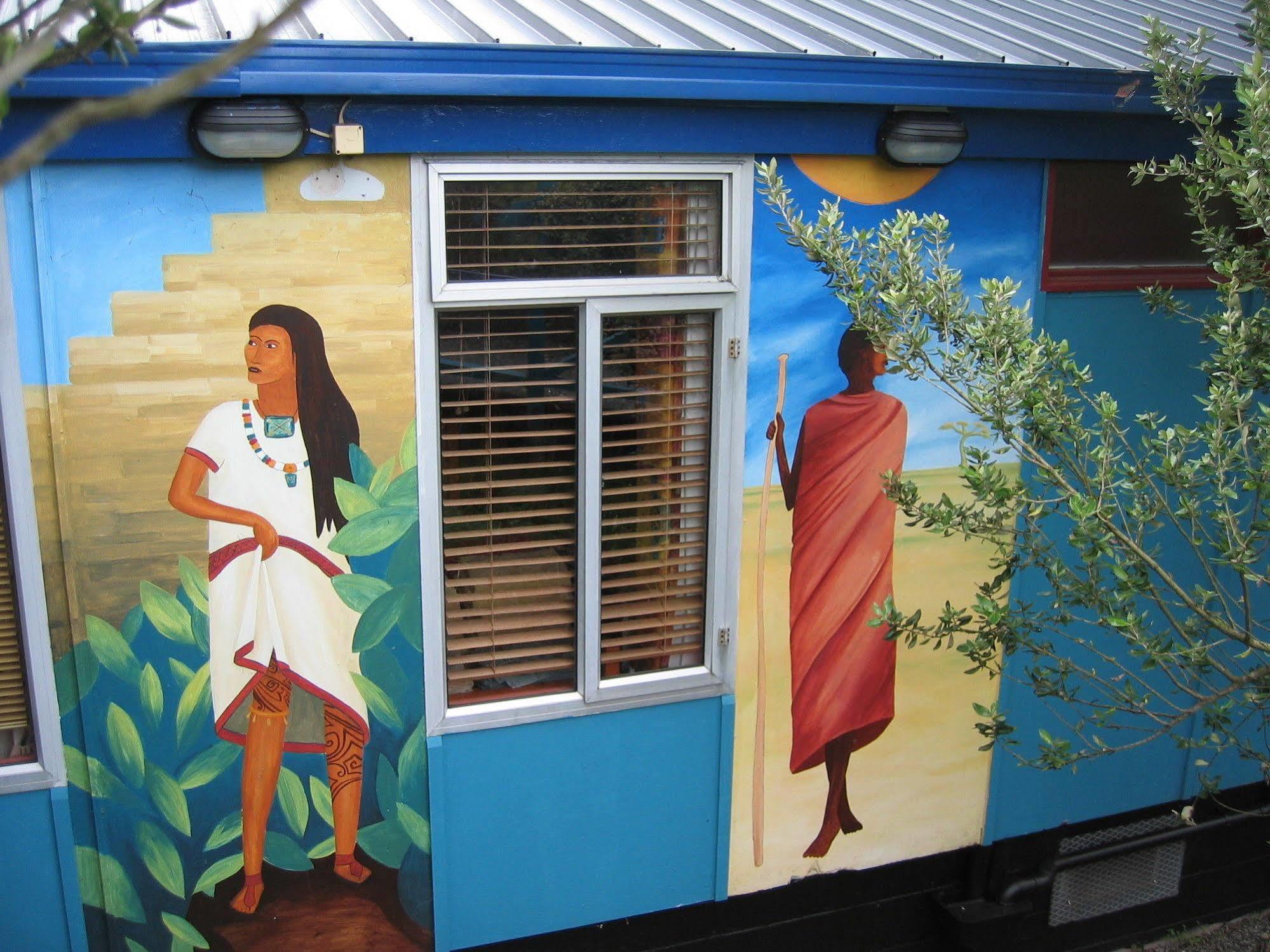 그레이마우스 글로벌 빌리지 트래블러스 로지 호스텔 외부 사진 Mural at the International Center