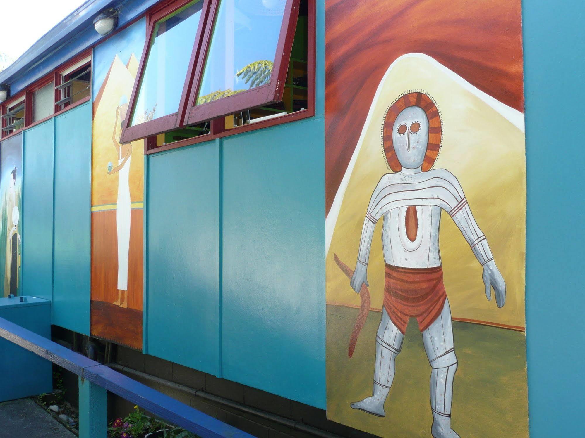 그레이마우스 글로벌 빌리지 트래블러스 로지 호스텔 외부 사진 The Tin Man, a character from The Wizard of Oz, is depicted on the side of the Tin Man Motel in Clinesville, Texas.