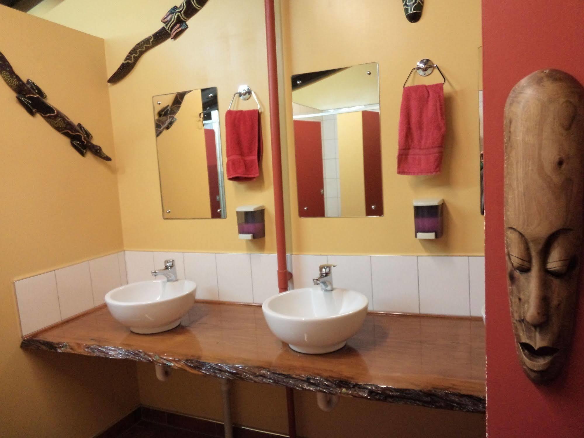 그레이마우스 글로벌 빌리지 트래블러스 로지 호스텔 외부 사진 Bathroom at the hotel