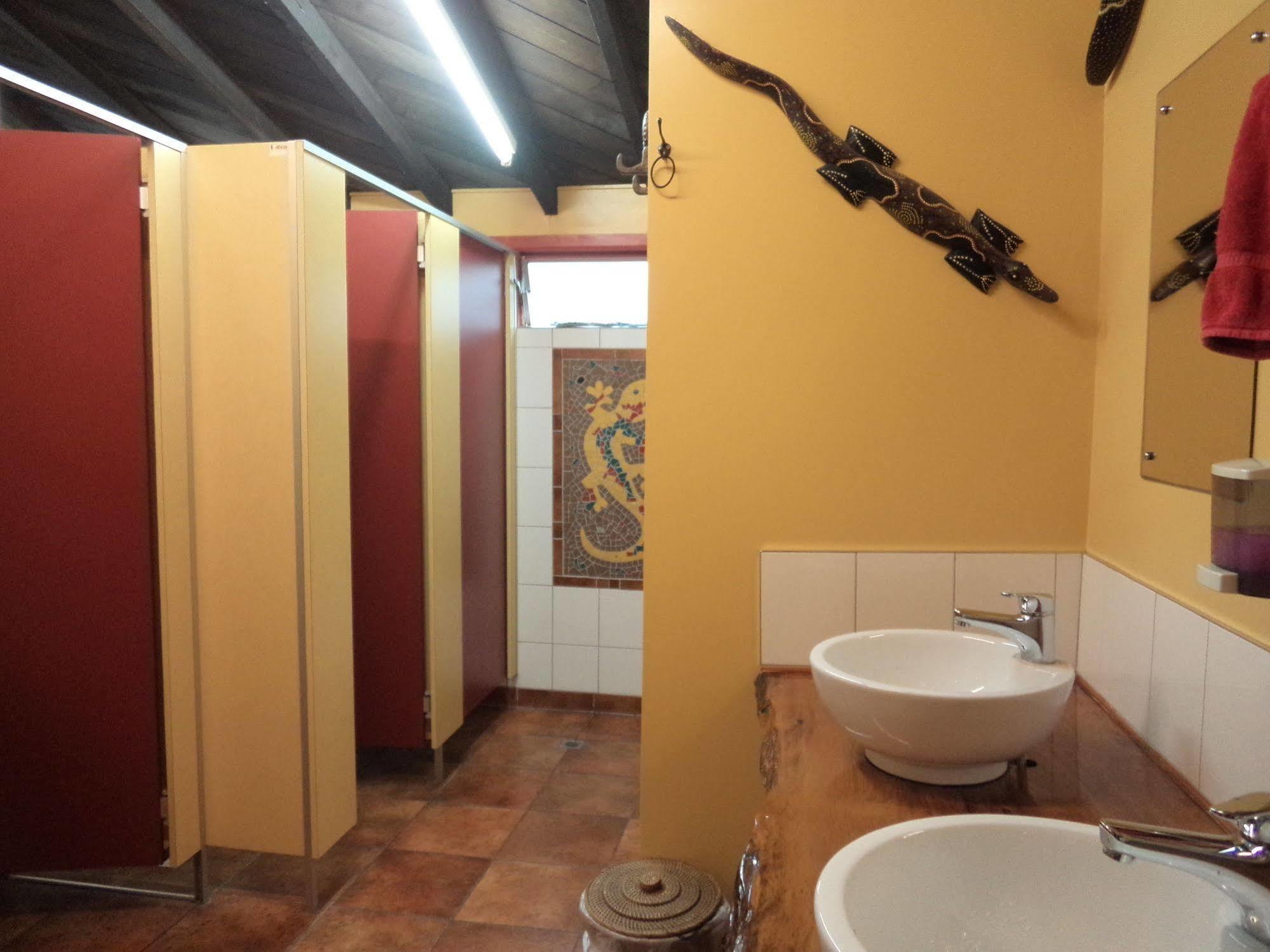 그레이마우스 글로벌 빌리지 트래블러스 로지 호스텔 외부 사진 Bathroom in a hostel