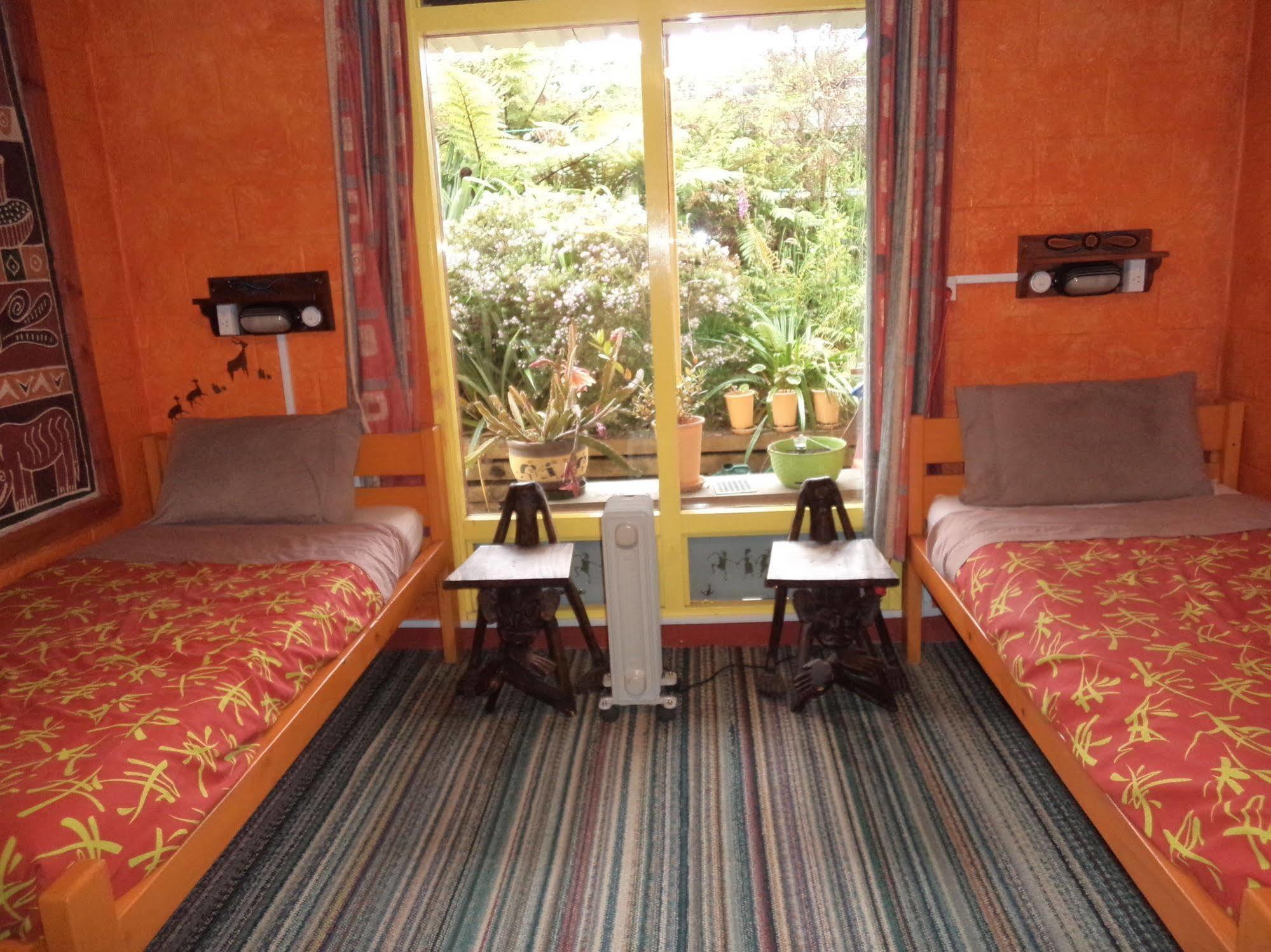 그레이마우스 글로벌 빌리지 트래블러스 로지 호스텔 외부 사진 A typical room at the hostel