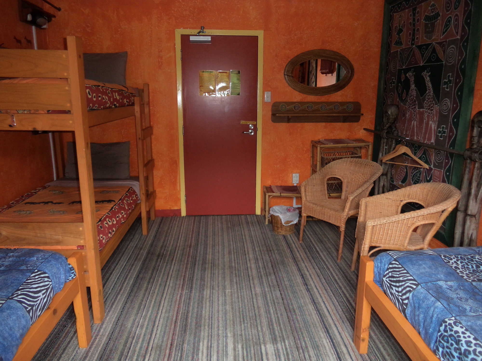 그레이마우스 글로벌 빌리지 트래블러스 로지 호스텔 외부 사진 A room at the hostel