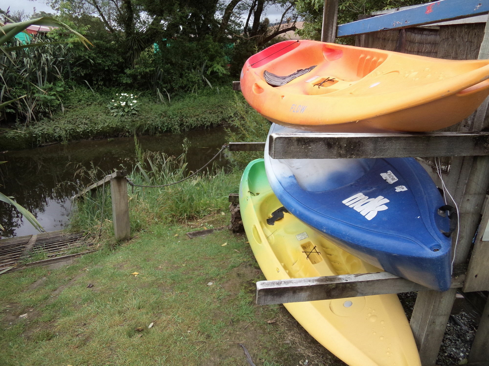 그레이마우스 글로벌 빌리지 트래블러스 로지 호스텔 외부 사진 Kayaks at the start of the trip at the boat ramp at the end of the road